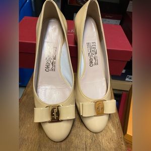 Ferragamo classic Kitten Height pump
